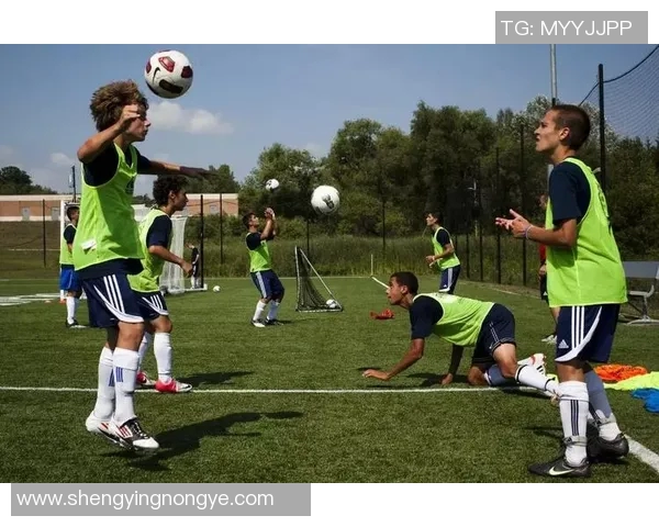 足球巨星的训练与生活全记录揭秘如何平衡赛场与私人世界 足球巨星的训练与生活全记录揭秘如何平衡赛场与私人世界