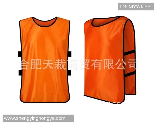 足球球星同款训练外套引领运动时尚风潮打造赛场与街头双重魅力 足球球星同款训练外套引领运动时尚风潮打造赛场与街头双重魅力