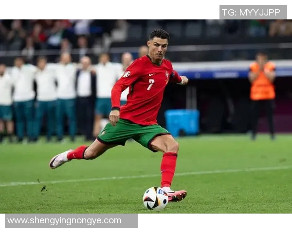 昔日足球传奇同框再现经典时刻 老一代球星重聚忆往昔荣光 昔日足球传奇同框再现经典时刻 老一代球星重聚忆往昔荣光